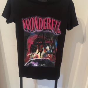 T-shirt - En väldigt fin tshirt från spanien, använd fåtal gånger nytt skick. Priset går att diskutera vid snabb o smidig affär 