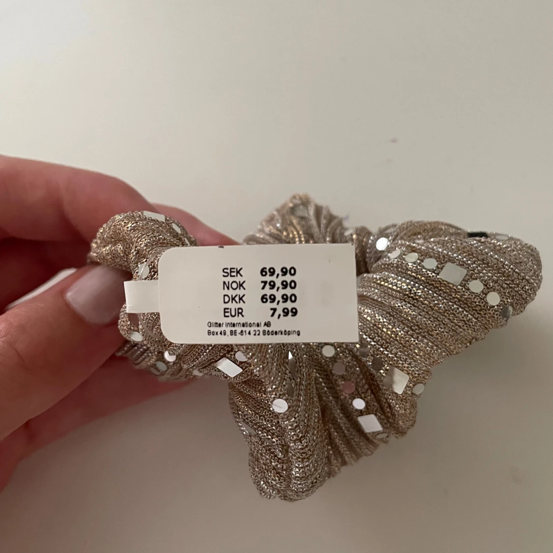 Glittrig beige scrunchie från Glitter - 1