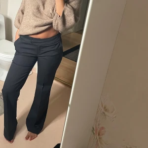 Svarta lågmidjade kostymbyxor från orsay  - Säljer snygga kostymbyxor från orsay.