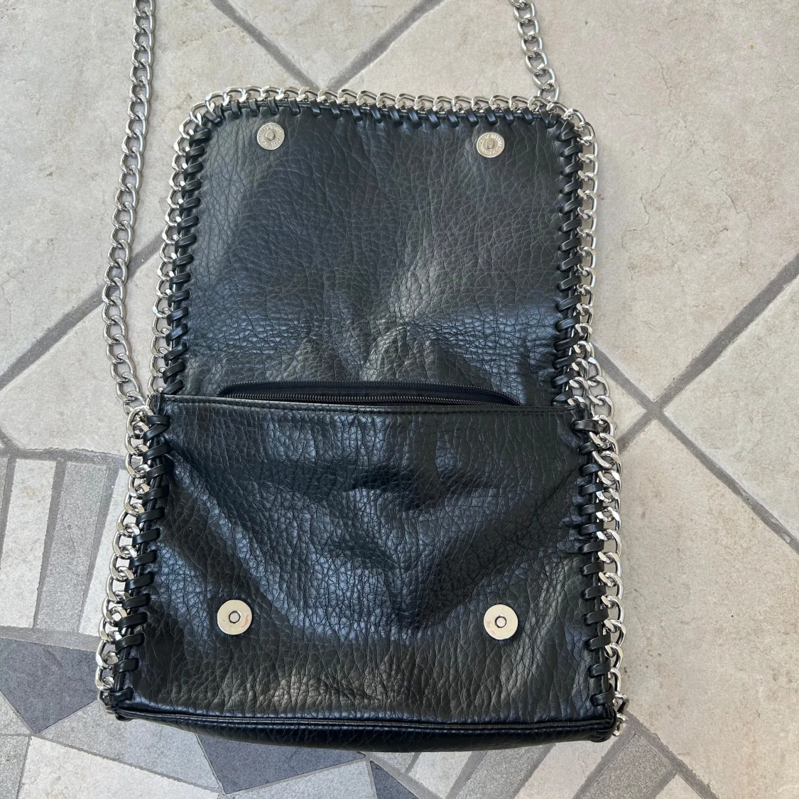 Svart axelväska med kedja från Tiamo - 1