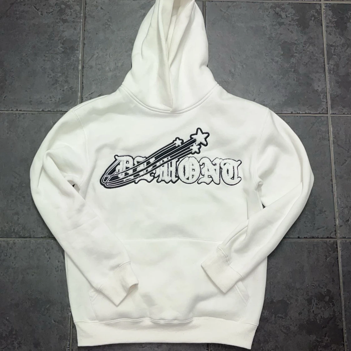 Vit hoodie från Demont med tryck