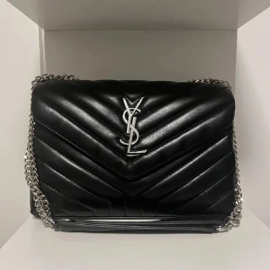 Ysl loulou väska  - Säljer min ysl väska som köptes här på plick för 9000kr. Den är i super bra skick och endast använd 2 gånger. Säljer för 3000 då jag inte har äktehetsbevis. Skriv vid frågor eller funderingar 💞