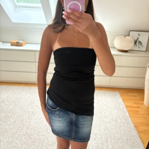 Svart bandeautopp - Säljer denna fina banderollen med scrunch i sidan💞