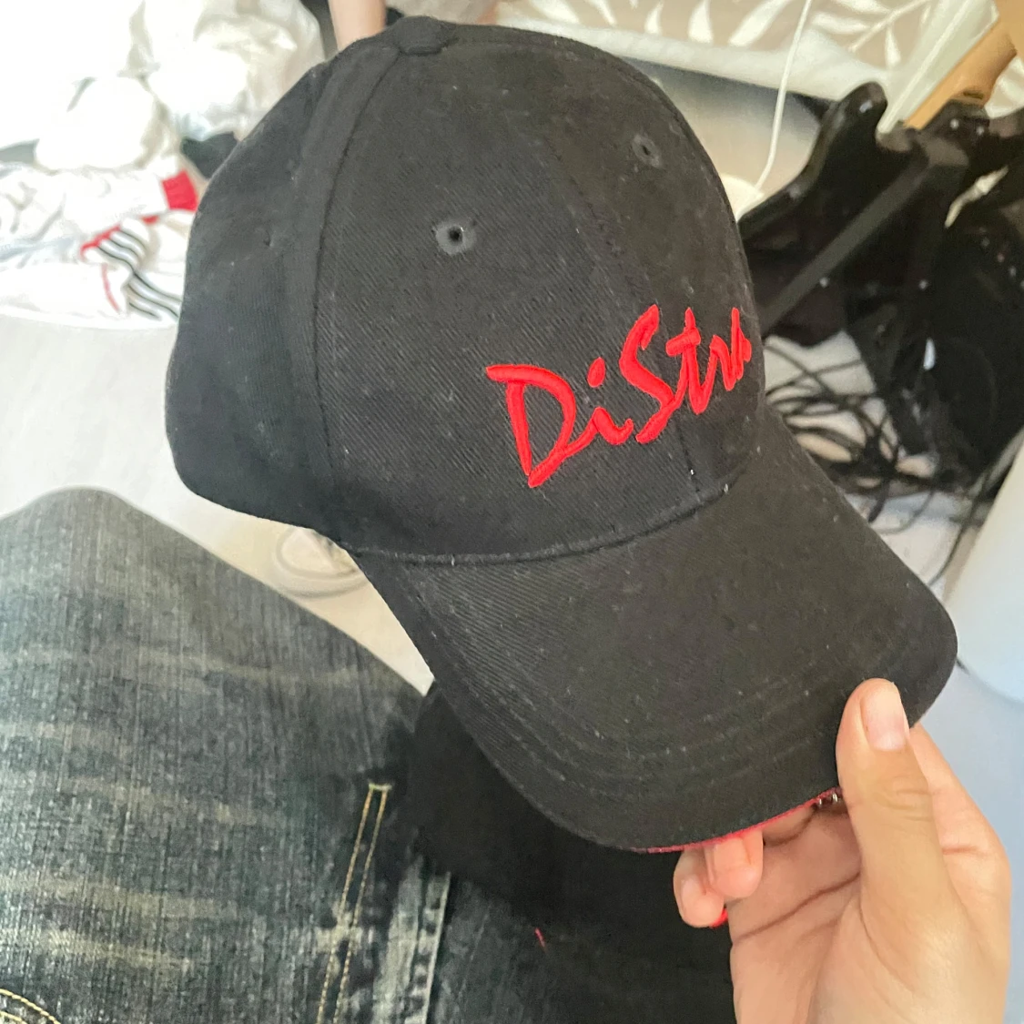 Svart keps med röd DiStra-brodyr