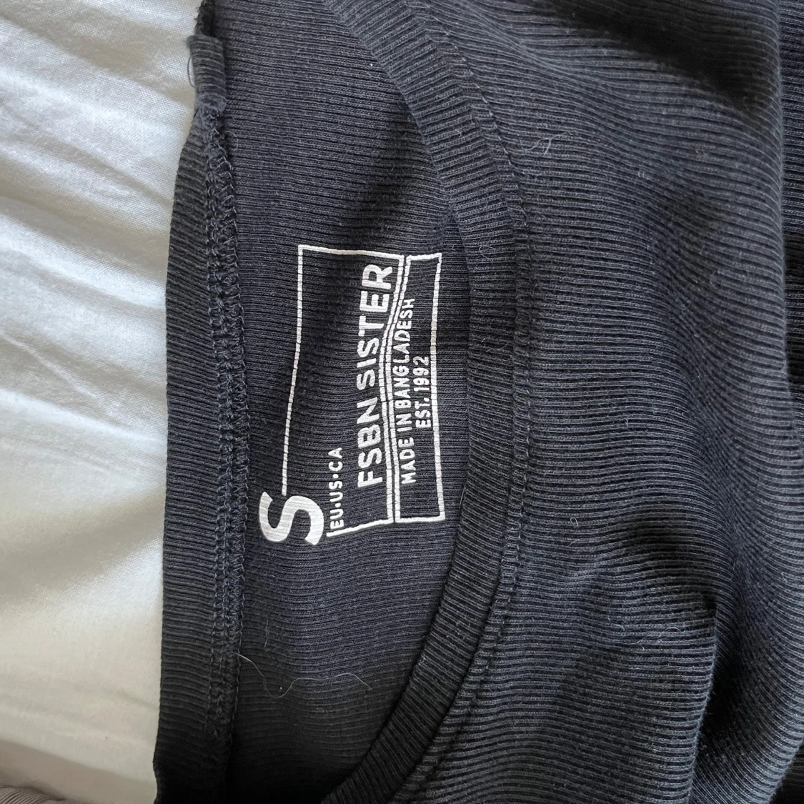 Svart croppad topp från FSBN Sister - 2