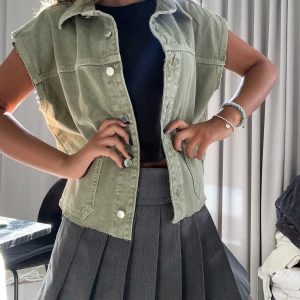 Jeansväst - As snygg jeansväst som inte kommer till användning.💚aldrig använd