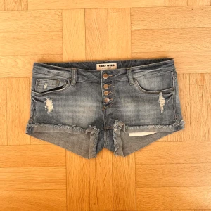 Lågmidjade jeansshorts från tally weijl - Supersnygga shorts, mått syns i bilden😊