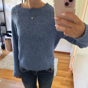 Stickad tröja - Mysig blå stickad tröja från vero moda! Superfint skick och nypris är 300 kr💕Jeansen på bilden är också till salu😇😇