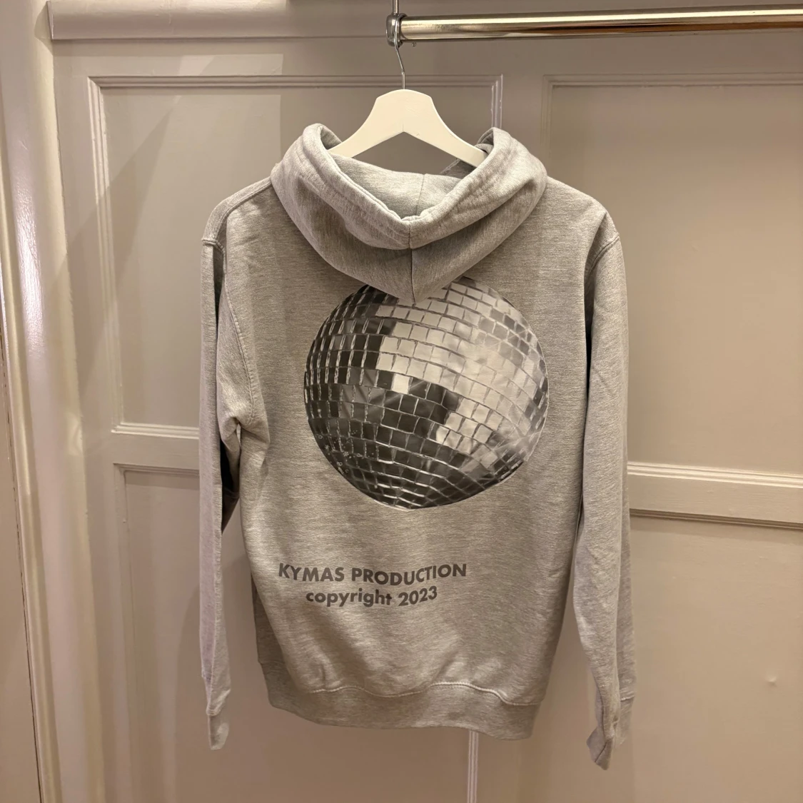 Grå hoodie med discokula från Kymas.com - 2