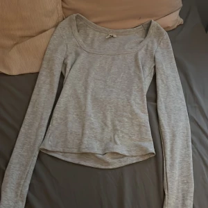 Ljusgrå ribbad långärmad tröja Nelly - Superskön ljusgrå långärmad tröja från Nelly med ribbad struktur och rundad halsringning. Perfekt basic-plagg att ha i garderoben, lätt att matcha och sitter snyggt med sin normala passform. 