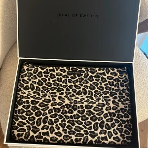 Leopardmönstrad datorväska Ideal of Sweden - HELT NYTT. Snygg datorväska från Ideal of Sweden med leopardmönster.