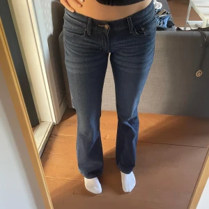 Blå bootcut Lågmidjade jeans från levis  - Väldigt lågmidjade, som ni kan se av namnet ”too superlow”. Sjukt fina och sitter så skönt, är även lite stretch i de❣️ Står ingen storlek men skulle säga runt W26.