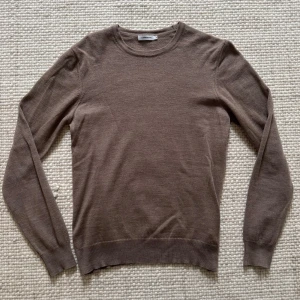 J.Lindeberg tröja - Säljer en beige tröja från J.Lindeberg i storlek M. 100% merino ull, och i super bra skick, inga defekter finns! 