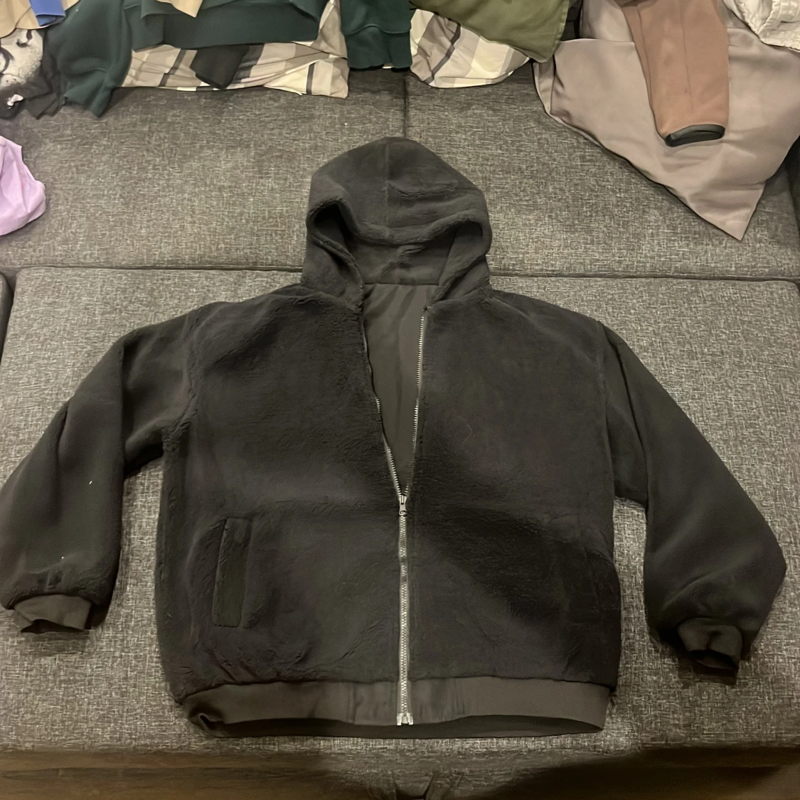 Svart teddyjacka med huva