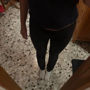 Svarta byxor från 7days, storlek M - Svarta byxor från 7days med elastisk midja och smal passform. Helt nya!