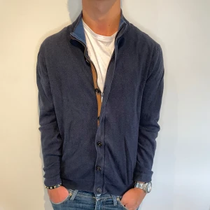 Massimo Dutti Kofta - Stickad kofta ifrån Massimo dutti | Strl - S | Skick - 9/10 | Nypris - ca 1100kr | Vid minsta lilla fundering är det bara att skriva!