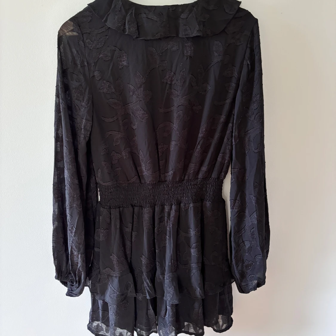 Nelly, Svart kort volangklänning  - 2