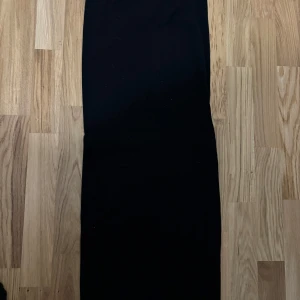 Svart långkjol i stretchigt tyg - En svart långkjol med rak passform, jätte stretchig💕