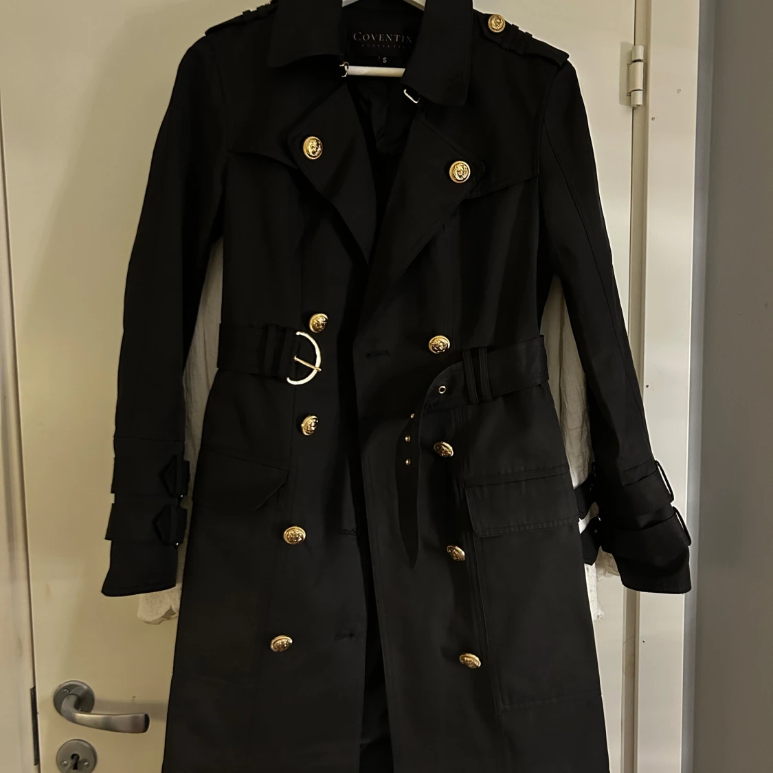 Svart trenchcoat med guldknappar  - 3