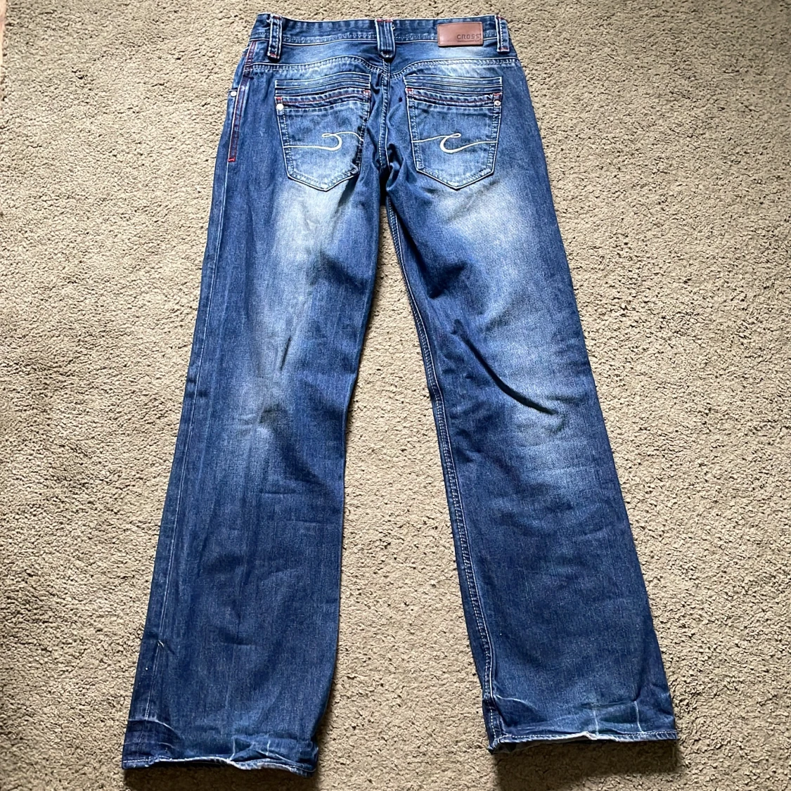 Blå jeans med broderade bakfickor - 3