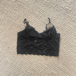 Bralette Gina tricot - Mjuk bralette som också går att ha som linne, svart spets 🫶🏻Från gina tricot, storlek M❤️