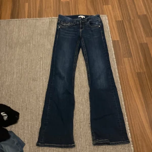 Mörkblå bootcut jeans från gina  - Säljer mörkblåa bootcut jeans från gina Young i stl 146🩷