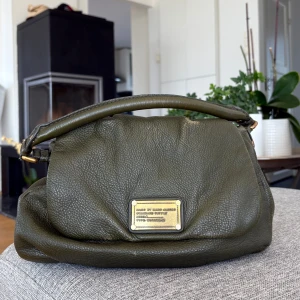 Olivgrön axelväska Marc by Marc Jacobs - Snygg olivgrön axelväska från Marc by Marc Jacobs i mjukt skinn. Pris går att diskuteras😍