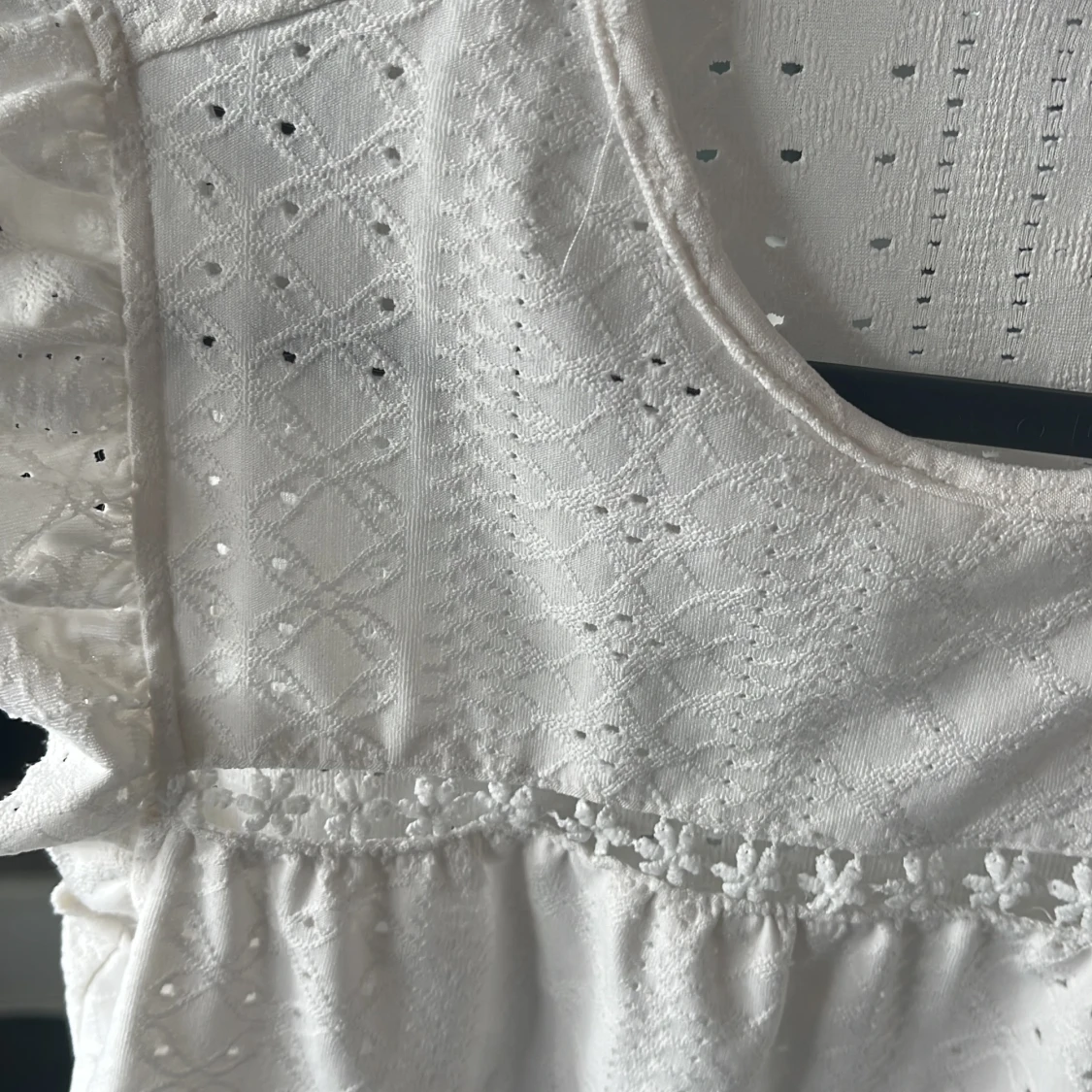 Vit blus med spets och volangärm💕 - 2