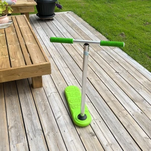 Trampoline scooter - Detta är en trampoline scooter. Ny kostar den 1100. Helt okej skick. Kommer från Thescooterstore.se är däremot lite osäker eftersom att jag fick den. 