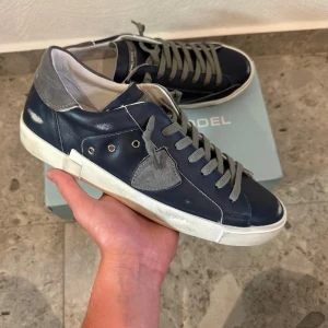 HELT NYA Philippe Model  - HELT NYA  Marinblåa Philippe model || Storlek 42 (innermått 28,2cm) || Mitt pris 2599kr || Box medföljer || Tveka inte på att höra av dig vid frågor eller funderingar 