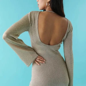 Guld stickad klänning  - En oanvänd stickat guld klänning som är slut såld väldig fin på.