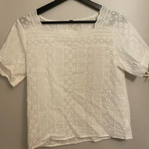 Vit gullig blus - Helt ny, oanvänd vit blus, rätt genomskinlig 