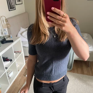 stickad kortärmad tröja - Mörkblå stickad tröja med korta ärmar från COS. Strl xs, säljer då den inte kommer till användning♥️