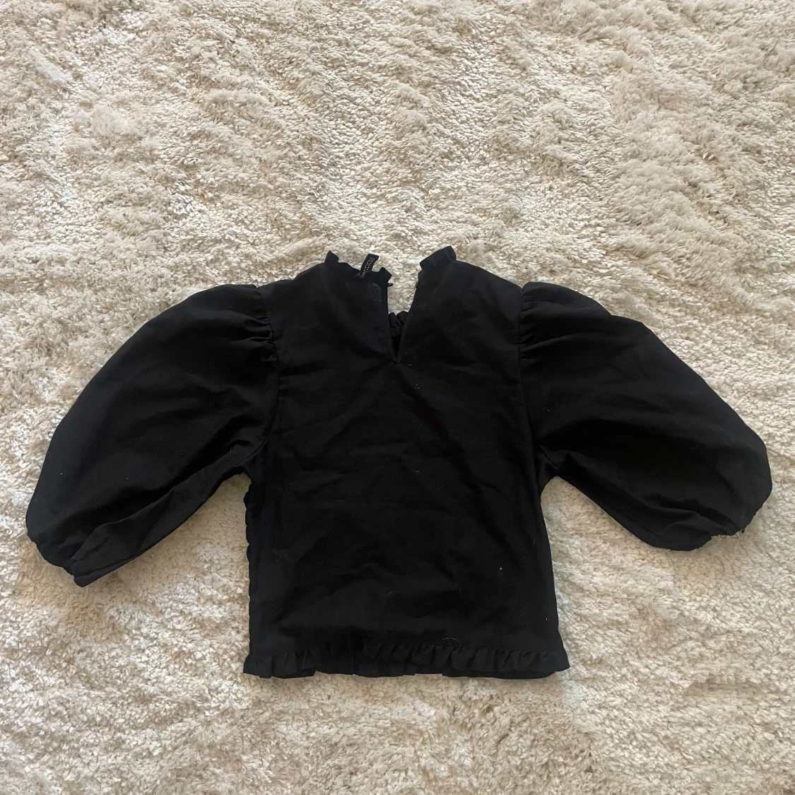 Svart blus med puffärmar från H&M Divided - 1