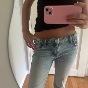 Ljusblå lågmidjade jeans  - Säljer ett par ljusblå bootcut jeans med klassisk femficksdesign. Kontakta mig om du har frågor!❤️