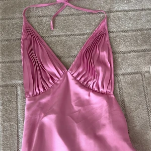 Rosa halterneckklänning i satin - Supersöt rosa topp i satin
