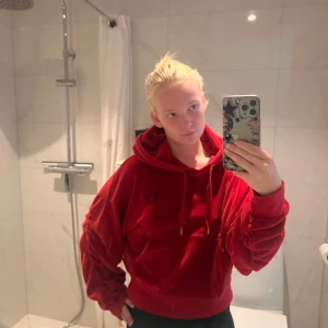 Röd sammet vans hoodie - Mycket fin i skicket! Köpt för 600kr!