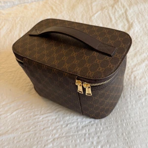 Nescessär - Brun nescessär med ljusbruna detaljer. Får plats med allt nödvändigt. Perfekt till att resa eller bara förvara smink i.❣️Säljer även en matchande väska, de den annonsen om du vill köpa båda för 350 kr.🥰