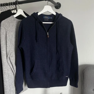 Polo Ralph Lauren Hoodie - Tjena! Säljer nu en tvär fet Polo Ralph Lauren Hoodie! | Skick 9/10 knappt nopprig | Storlek S passar mer som XS | 100% Kashmir! | Nypris ca 7000kr | Mitt pris 2499kr | Kom pm vid frågor eller funderingar | Postas eller möts upp i Gävle!