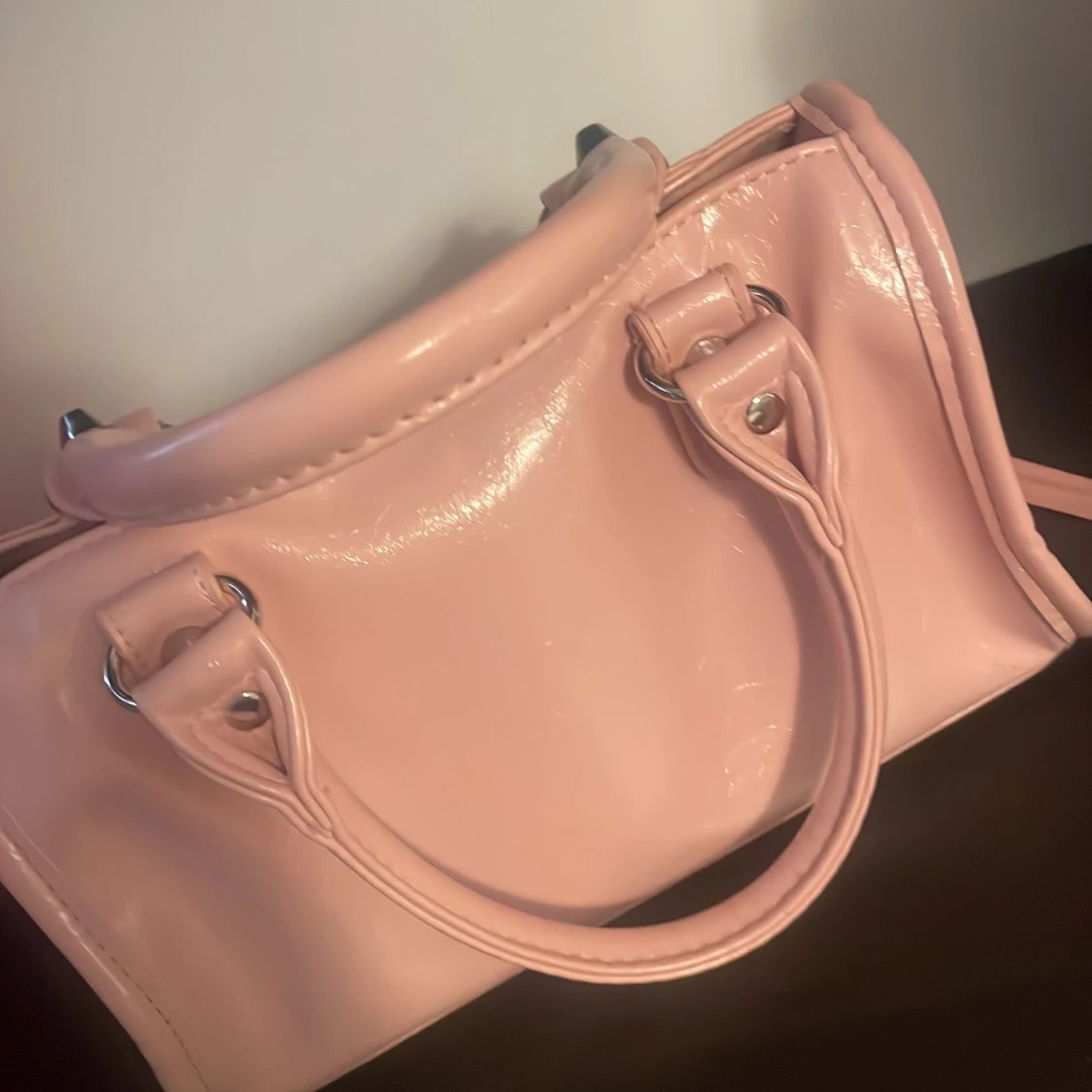Ljusrosa handväska med silverdetaljer - 1