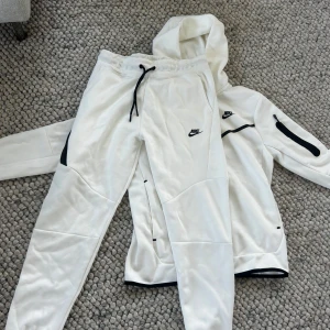 Vitt Nike-Tech set oanvänt billigt - Vitt Nike-tech set i Medium som är oanvänt. 