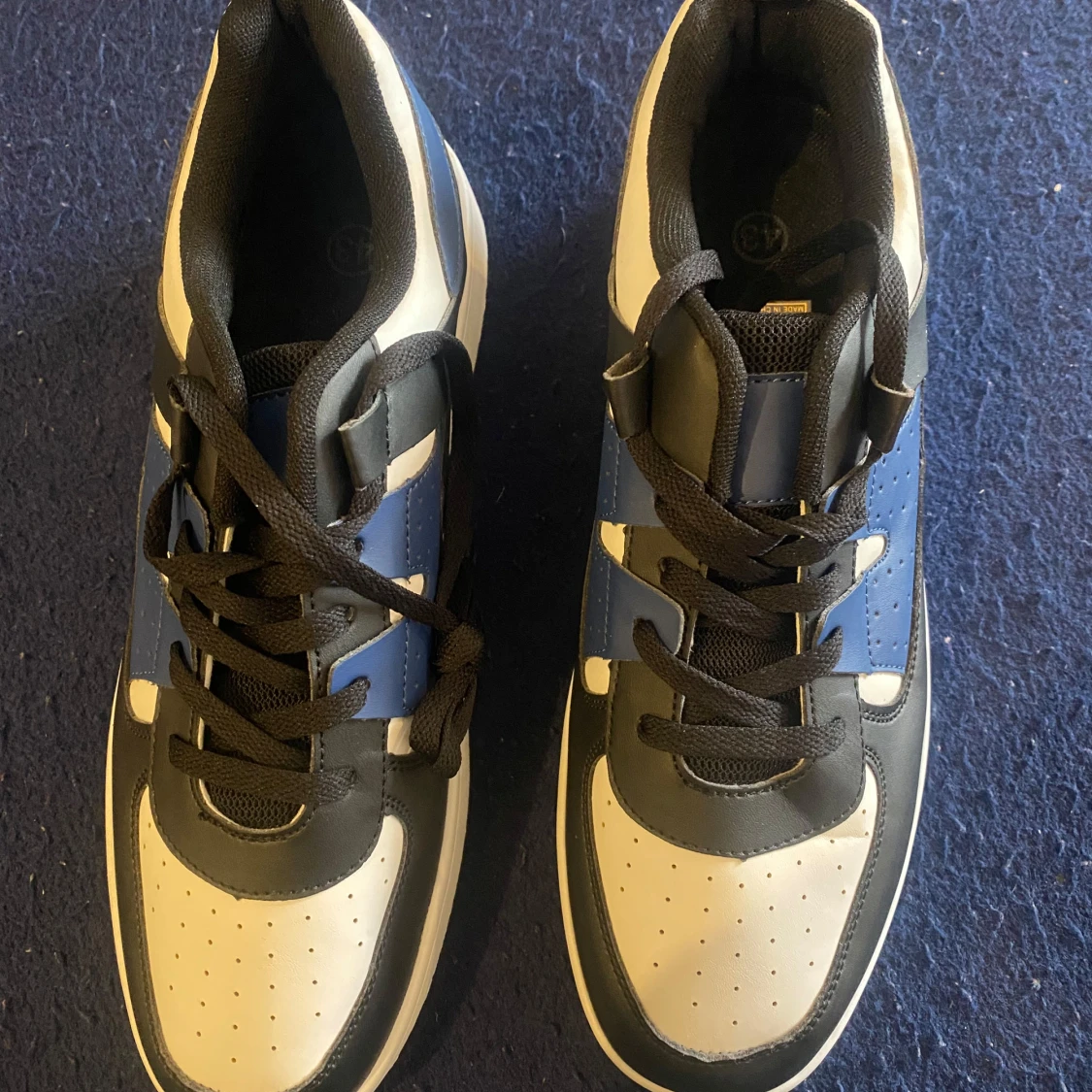 Svartvita och blå sneakers - 1