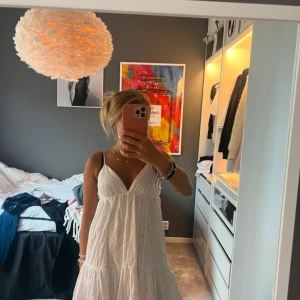 Zara klänning  - Super fin Zara klänning med broderier, endast använd 2 gånger! Kan posta samma dag som köp🙌🏼(ifall man väljer PostNord)