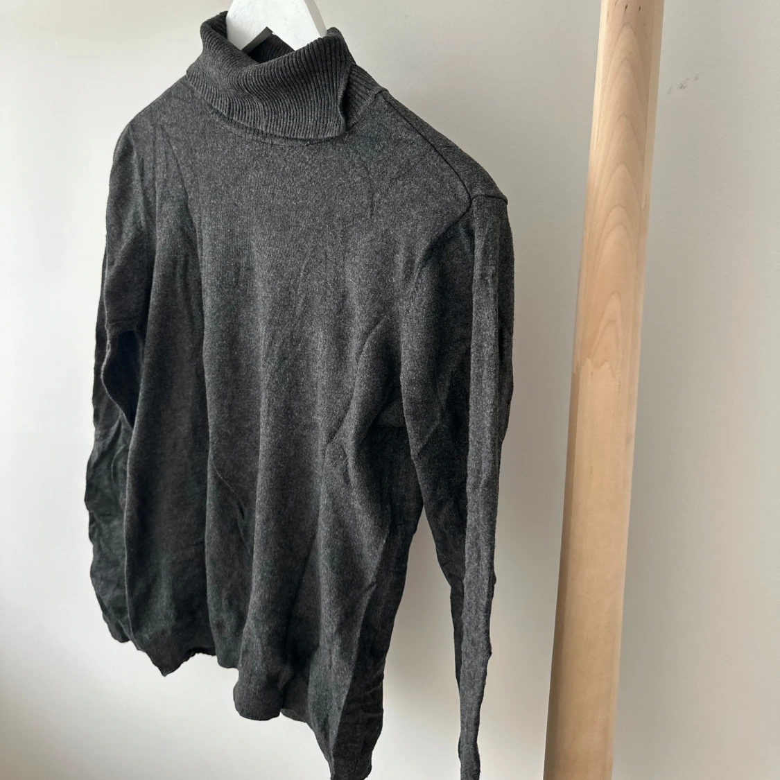 Mörkgrå polotröja från Vero Moda - 1