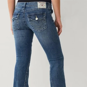 True religion jeans low rise flare storlek 26 i jättebra skick - Säljer mina skitsnygga true religon jeans i storlek W26, jeansen är ultra low rise flare och dom är använda fåtal gånger och i är nyskick! Jag säljer dom för att jag tycker att jeansen inte kommer till användning. 
