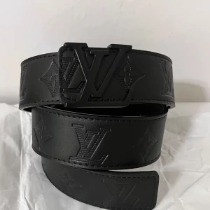 Svart läder bälte  - Säljer en svart läder bälte i nyskick längd 110cm. 