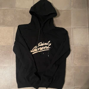 Svart Saint Laurent - Tjena, säljer min brorsas Saint Laurent Hoodie som är i storlek S. Tröjan är i super bra skick och vill du ha mer bilder är de bara att höra av sig✌️