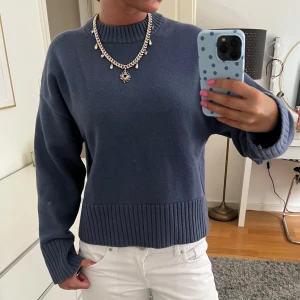  stickad tröja med ribbade detaljer - Säljer en mörkblå stickad tröja med breda ribbade muddar vid ärmslut och nederkant. Sååå najs!!