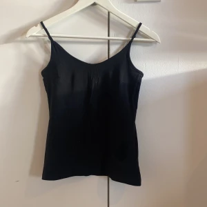 Svart linnetopp från 157 - Enkel och stilren svart linne från 157 med smala justerbara axelband. 🖤