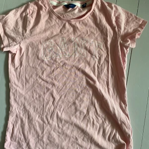 Gant tshirt - Rosa gant tshirt i mycket bra skick, säljer då den inte är min stil längre!🩷Skriv om du har frågor